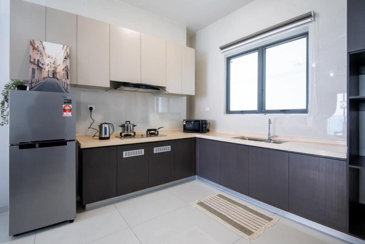 Chic 3br In Danga Bay With Water Views & Parking Apartment