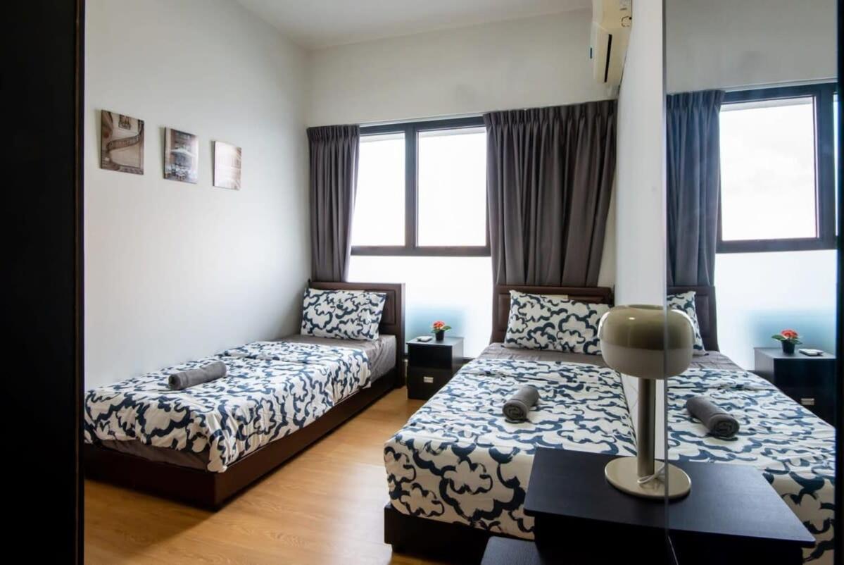 Chic 3br In Danga Bay With Water Views & Parking Johor Bahru