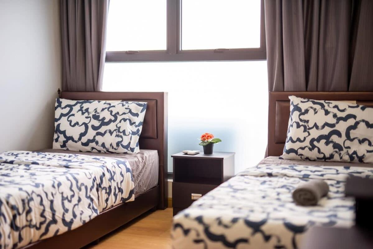 Apartment Chic 3br In Danga Bay With Water Views & Parking