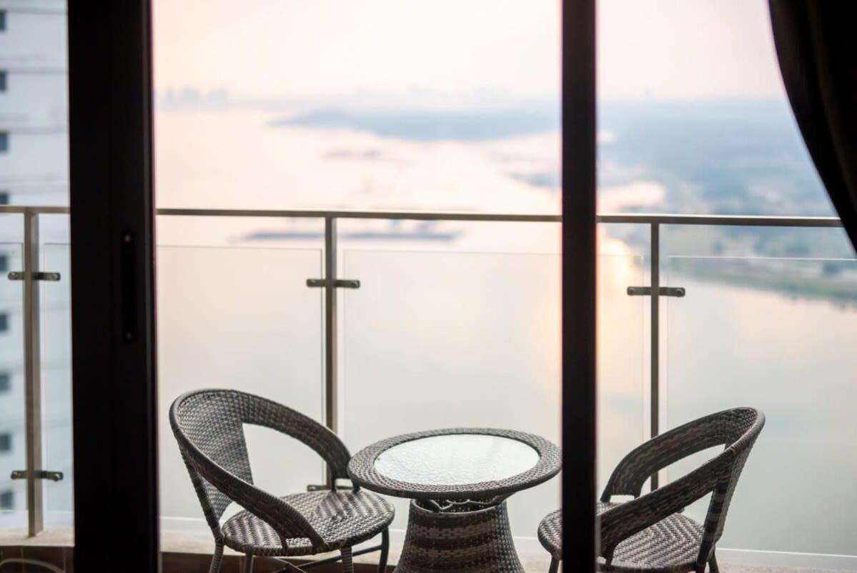 Chic 3br In Danga Bay With Water Views & Parking